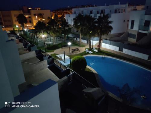 - une vue sur la piscine depuis un bâtiment la nuit dans l'établissement CHALET ADOSADO DULCINEA Alcossebre, à Alcossebre