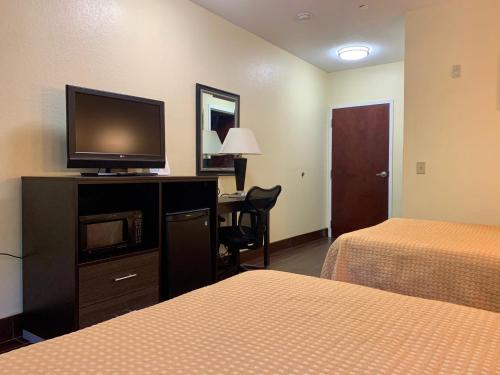 Katil atau katil-katil dalam bilik di Executive Inn & Suites Upper Marlboro