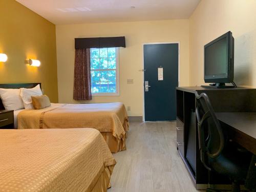 Katil atau katil-katil dalam bilik di Executive Inn & Suites Upper Marlboro