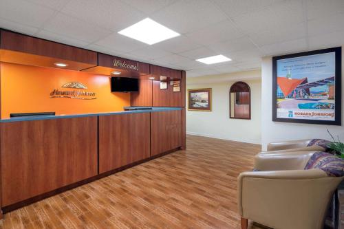 un vestíbulo de un hospital con sala de espera en Howard Johnson by Wyndham Savannah GA, en Savannah