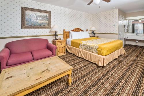 Gallery image of Days Inn by Wyndham Lebec in Grapevine