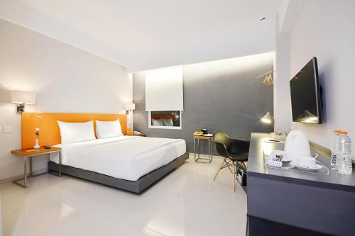 Кровать или кровати в номере TreePark Banjarmasin