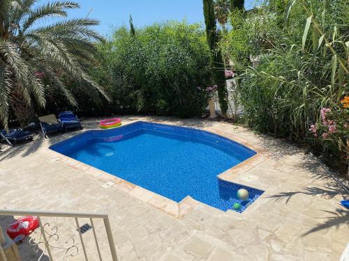 una pequeña piscina en un patio con un patio en Villa Neyla Four bedroom Coral Bay Beach front en Coral Bay