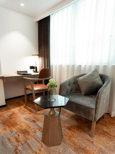 a living room with a couch and a table at Zhong Tai Lai Hotel Shenzhen in Shenzhen
