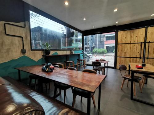 a dining room with a table and chairs at Airport Mini Hostel at Don Muang Airport in Ban Don Muang