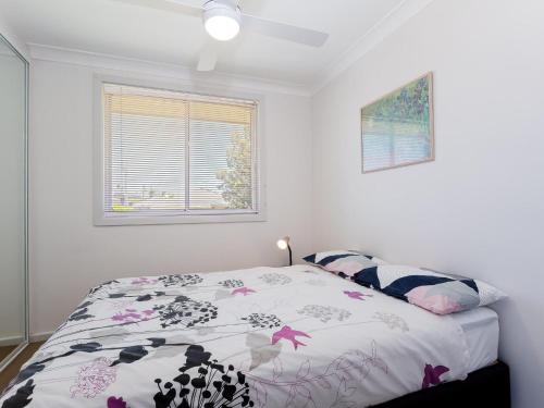 
A bed or beds in a room at Argyle Cottage' 41 Argyle Avenue - great family home for holidays
