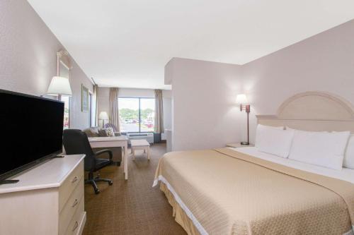 Posteľ alebo postele v izbe v ubytovaní Days Inn & Suites by Wyndham Navarre - near Beaches Hurlburt