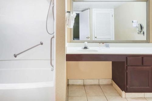 A bathroom at Hawthorn Suites By Wyndham Columbus North