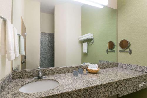uma casa de banho com um lavatório e um espelho em Hawthorn Suites by Wyndham - Kingsland, I-95 & Kings Bay Naval Base Area em Kingsland