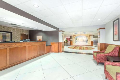 Cucina o angolo cottura di Hawthorn Extended Stay by Wyndham Kingsland