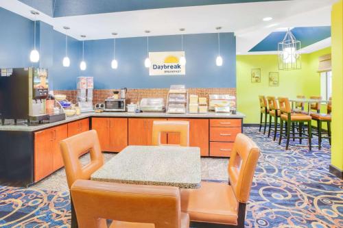 En restaurant eller et andet spisested på Days Inn & Suites by Wyndham Russellville