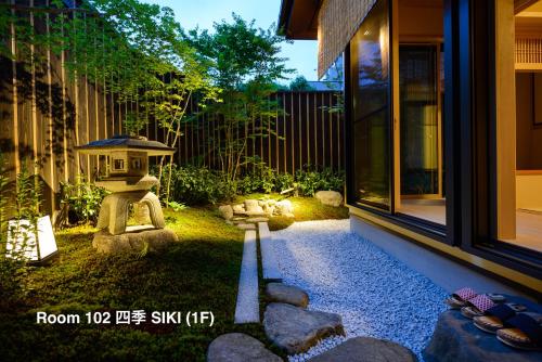 einem kleinen Garten mit einem jizoificialificialificialificialificialificialificialificialificialificialificialificialificialificialificialificialificialificialificialificialificialificialificialificialificialificialificialificialificialificialificialificialificialificialificialificialificialificial. in der Unterkunft Luck You Kyoto in Kyoto