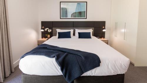 Oaks Glenelg Plaza Pier Suitesにあるベッド