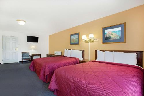 A bed or beds in a room at Super 8 by Wyndham Oroville