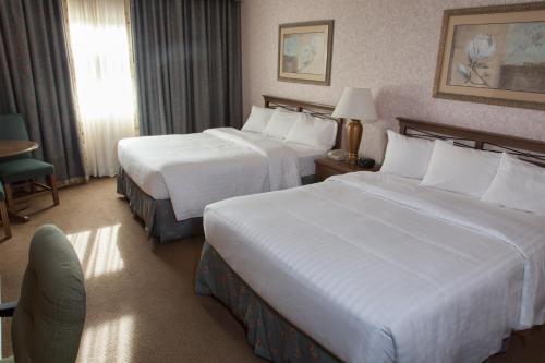 A bed or beds in a room at Piccadilly Inn Airport