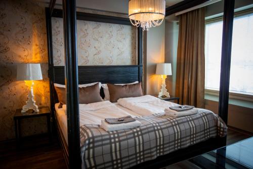 Schlafzimmer mit einem Bett und einem großen Spiegel in der Unterkunft Hotelli Olof in Tornio