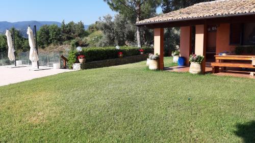 a house with a picnic table and a grass yard at Villa Greco in Rossano