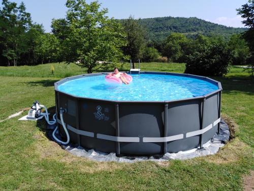 Eine Frau ist in einem Pool im Gras in der Unterkunft Holiday Home Magdalena in Pićan