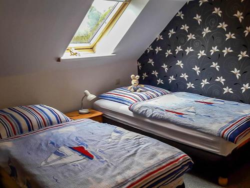 - 2 lits jumeaux dans une chambre avec fenêtre dans l'établissement Apartment Bömitz, à Bömitz