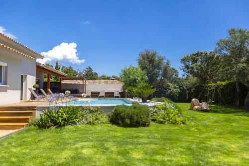 une cour avec une piscine et une maison dans l'établissement Villa ARCA, à Porto-Vecchio