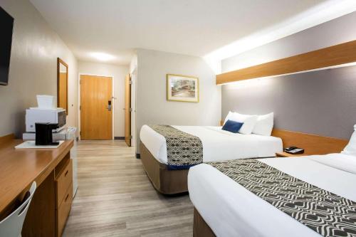 Postel nebo postele na pokoji v ubytování Microtel Inn & Suites by Wyndham Southern Pines Pinehurst