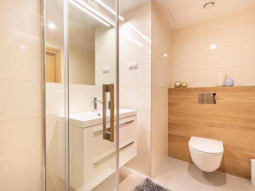 y baño con ducha, aseo y lavamanos. en VacationClub – Seaside Apartament 516, en Kołobrzeg
