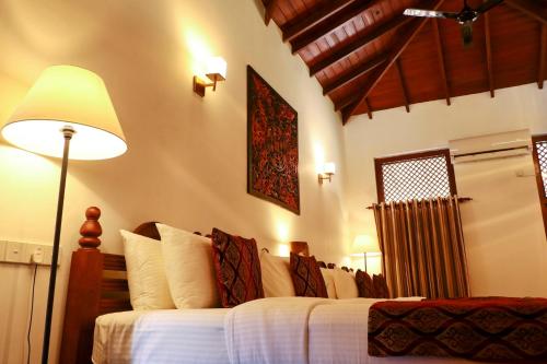 Postel nebo postele na pokoji v ubytování The Heritage Hotel Galle Fort