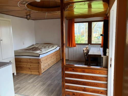 Schlafzimmer mit einem Bett, einem Schreibtisch und einem Tisch in der Unterkunft Bungalow Ostseeblick in Insel Poel