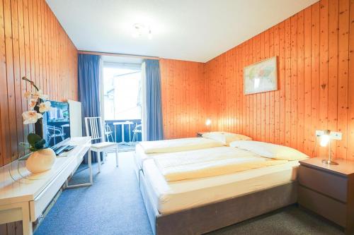 Giường trong phòng chung tại Hotel Landhaus Adler