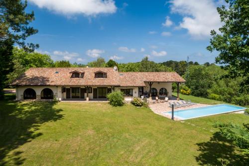 un domaine avec piscine et maison dans l'établissement Etche Churria, à Urrugne