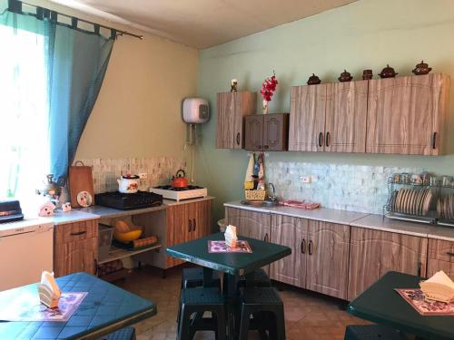 ロオにあるTallinskii dvorikのキッチン(木製のキャビネット、テーブル2台付)