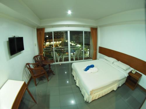 een slaapkamer met een bed met een blauwe handdoek erop bij Jed Pee Nong Hotel โรงแรมเจ็ดพี่น้อง in Hua Hin