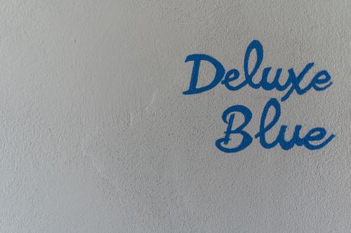 Ein Schild, das sagt, blau auf einer Wand geschrieben in der Unterkunft B&B La Fontanella in Riccò del Golfo di Spezia