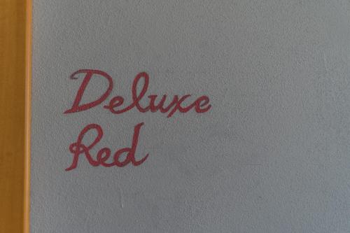 Ein Buch mit den Worten, die rot geschrieben sind. in der Unterkunft B&B La Fontanella in Riccò del Golfo di Spezia