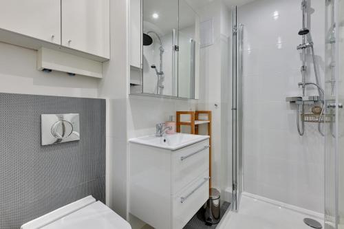 A bathroom at Milton by the Sea - Baltica Apartments
