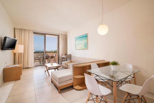 Kassandra Palace Seaside Resortにあるテレビまたはエンターテインメントセンター