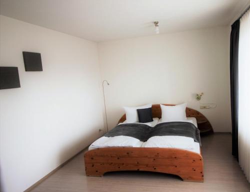 Hotel Wirtshaus Kroneにあるベッド