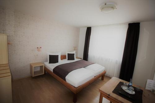 Hotel Wirtshaus Kroneにあるベッド