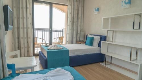 1 dormitorio con 2 camas y balcón en Bendita Mare Aparthotel, en Golden Sands