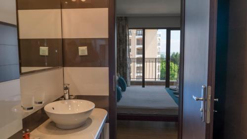 A bathroom at Bendita Mare Aparthotel