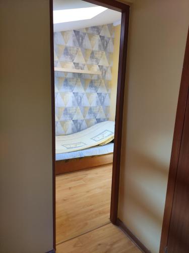 - un miroir dans une chambre avec un lit dans l'établissement Apartament przy plaży, à Kuźnica
