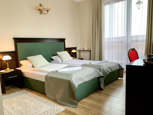 sypialnia z 2 łóżkami i dużym oknem w obiekcie Nocowanie Restauracja Wenecka w mieście Kłobuck