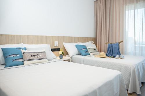 two beds sitting next to each other in a room at RVHotels Ametlla Mar in L'Ametlla de Mar