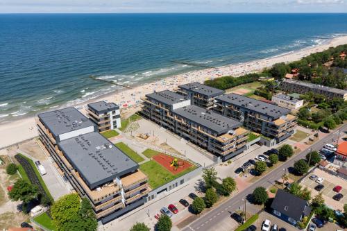 an overhead view of a beach with buildings and the ocean at Apartamenty Gardenia Seaside by Renters in Dziwnów