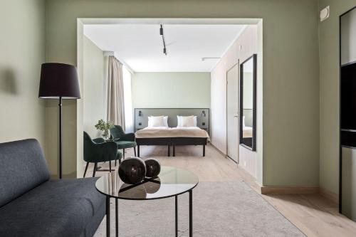 スンツヴァルにあるComfort Hotel Sundsvallのソファとベッドのあるリビングルーム