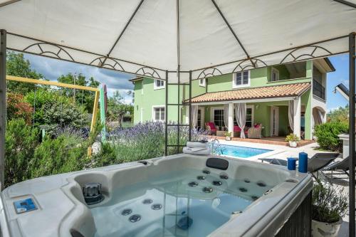 Πισίνα στο ή κοντά στο Spacious holiday house / pool / jacuzzi / playground / 6+2