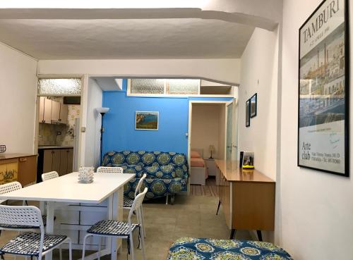 ミラッツォにあるVentodiMilazzo Blu Houseのテーブル、椅子、ソファが備わる客室です。