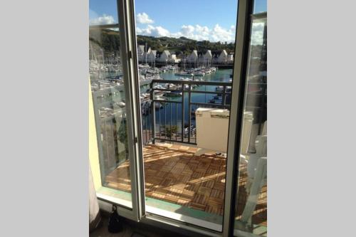 Balkoni atau teres di VILLA CATHY DUPLEX PLEIN SUD VUE PORT avec PISCINE INTERIEURE CHAUFFÉE