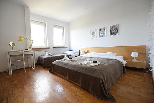 Un pat sau paturi într-o cameră la Mhost Bronowice