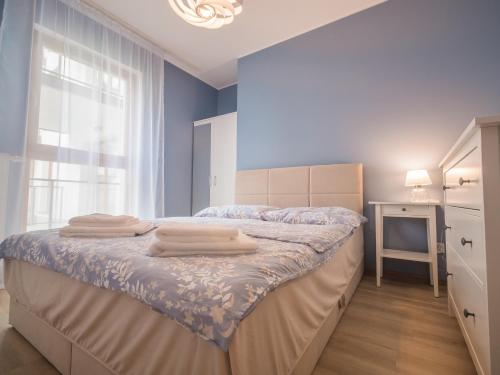 una camera da letto con un letto e asciugamani di Harmony Haven Apartament a Danzica